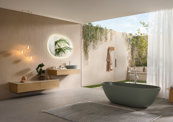 Luxuriöses Badezimmer mit freistehender Badewanne, modernem Waschtisch und großen Glasfronten. Natürliche Materialien, warmes Licht und Pflanzen schaffen eine stilvolle Wellness-Atmosphäre.