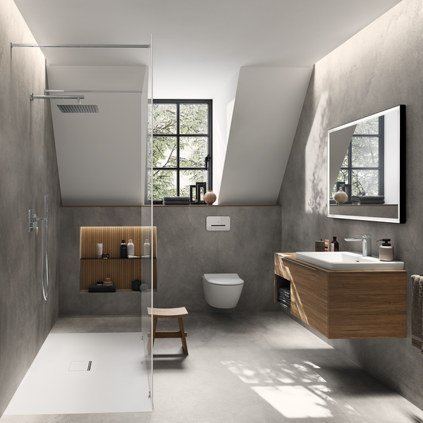 Modernes Designer-Badezimmer mit bodengleicher Dusche, wandhängender Toilette und Waschtisch mit Holzoptik. Betonoptik, warme Holzelemente und indirekte Beleuchtung sorgen für eine luxuriöse Atmosphäre.