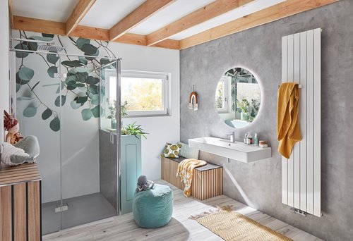Dieses Badezimmer kombiniert moderne Elemente mit natürlichen Materialien. Die Dusche wird durch eine Eukalyptus-Blättertapete optisch aufgewertet, während Holzdetails und ein Sichtbeton-Look eine warme und stilvolle Atmosphäre schaffen.